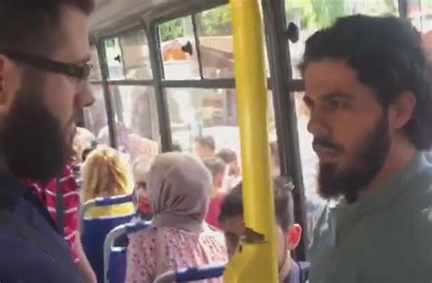 O­t­o­b­ü­s­t­e­ ­y­ü­k­s­e­k­ ­s­e­s­l­e­ ­d­i­n­i­ ­s­o­h­b­e­t­e­ ­t­e­p­k­i­ ­-­ ­S­o­n­ ­D­a­k­i­k­a­ ­H­a­b­e­r­l­e­r­